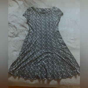 Black and white floral poly knit dress. Size 10.